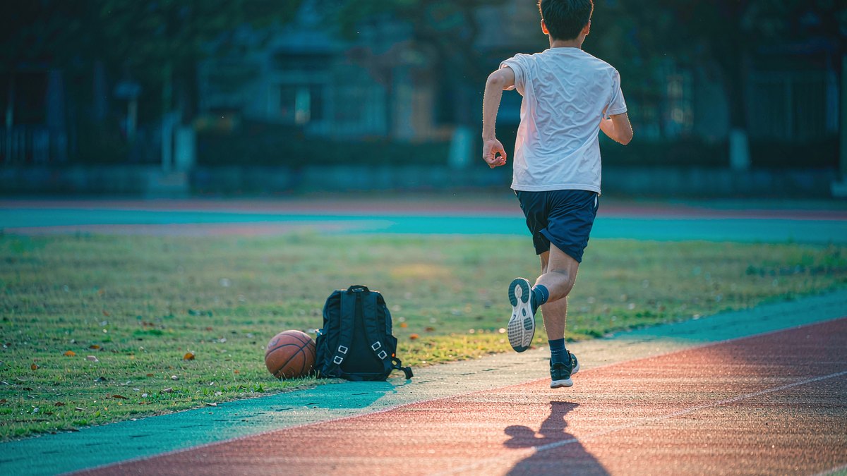 14 岁男孩脖子发黑查出糖尿病：100 天后，他重返球场